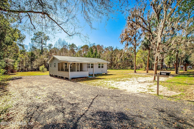 view of front facade featuring a front yard and covered porch