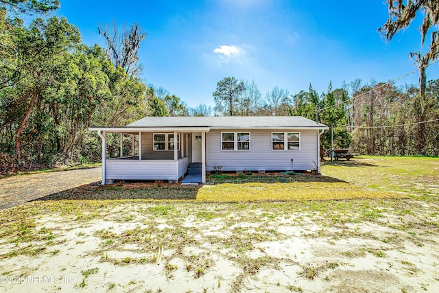 view of front of property featuring a front yard and a porch