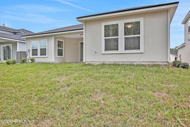 view of front of property featuring a front yard