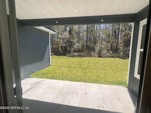 view of yard featuring a patio