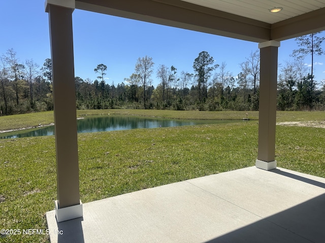 view of yard featuring a water view