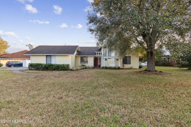 view of front facade featuring a front lawn