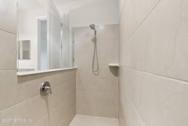 bathroom featuring a tile shower