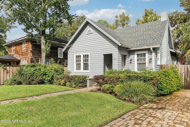 view of front of property featuring a front yard