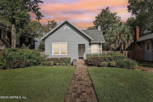 view of front of house featuring a lawn