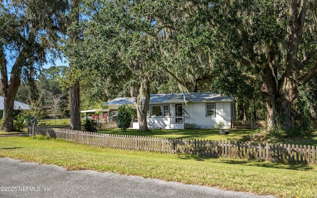 view of front of property featuring a front yard