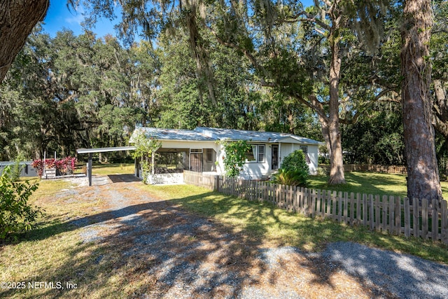 view of front of house with a carport and a front yard