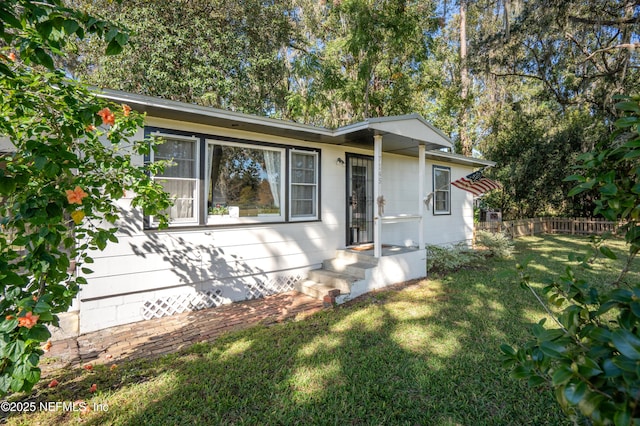 view of front of house featuring a front lawn