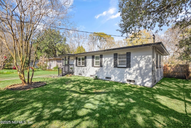 view of front of house featuring a front lawn