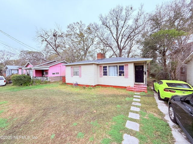 view of front facade with a front yard