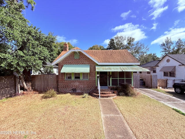 bungalow featuring a front yard