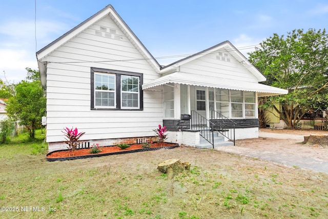 bungalow featuring a front yard