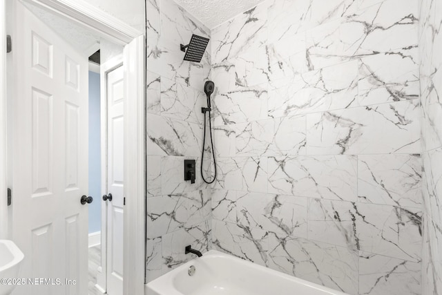 bathroom with tiled shower / bath