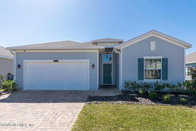 view of front of house featuring a garage and a front yard