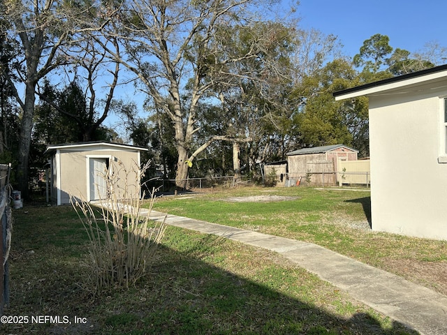 view of yard featuring a storage unit