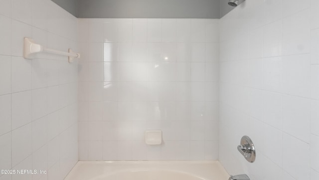 bathroom featuring tiled shower / bath combo