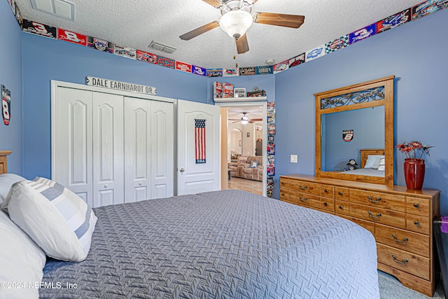 bedroom featuring ceiling fan, a closet, and a textured ceiling