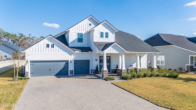 view of front of home with covered porch and a front lawn