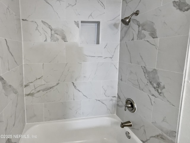 bathroom with tiled shower / bath combo