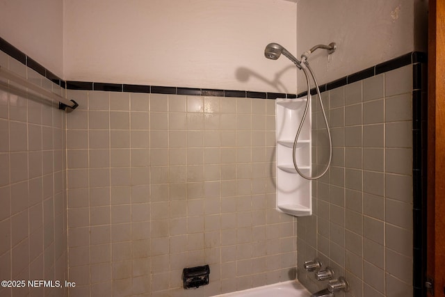 bathroom with tiled shower / bath