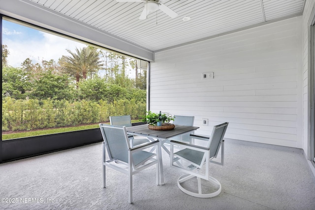 sunroom / solarium featuring a ceiling fan