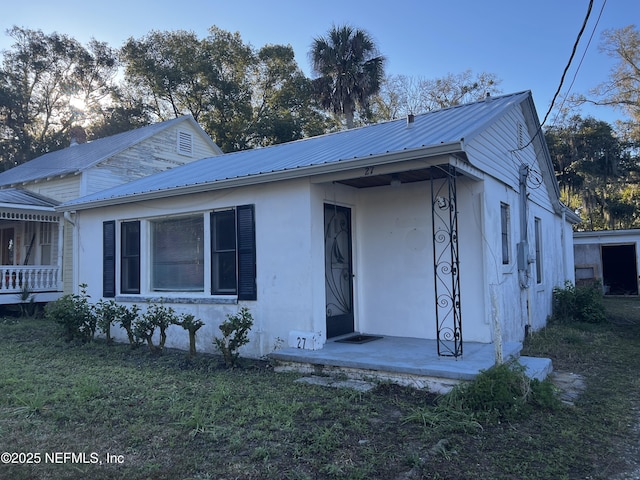 view of front of home featuring a front lawn