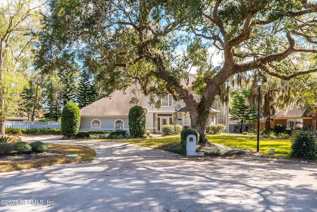 view of front facade featuring a front lawn