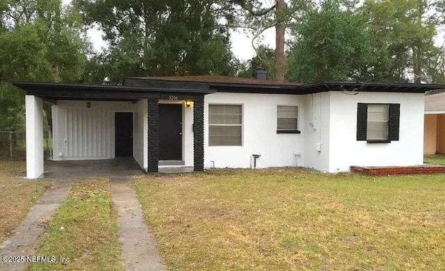 view of front of home featuring a carport and a front lawn