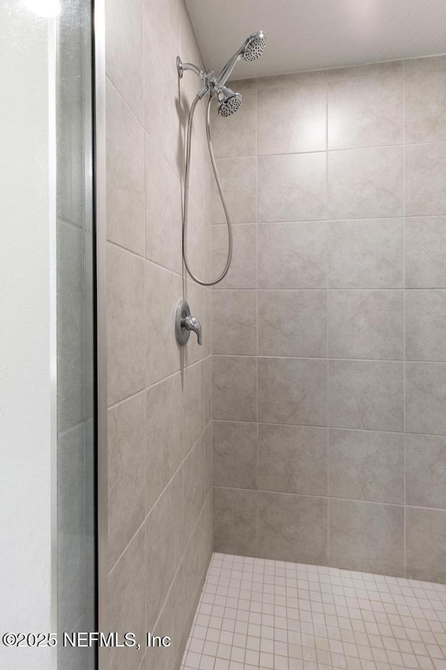 bathroom featuring a tile shower