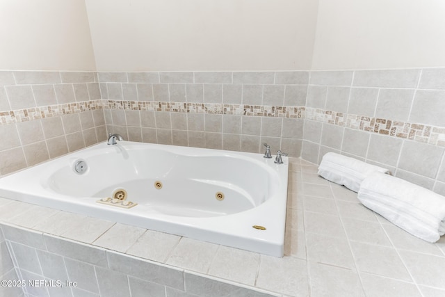 1045 17th St N, Jacksonville Beach, FL 32250 - bathroom with a tub with jets