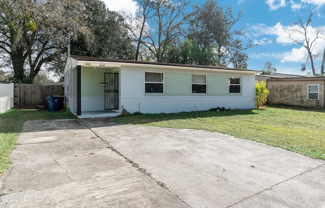 single story home with a front yard