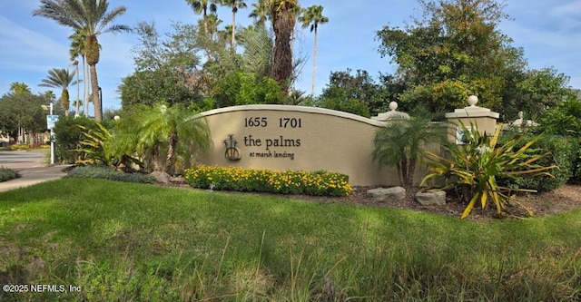 community / neighborhood sign featuring a lawn