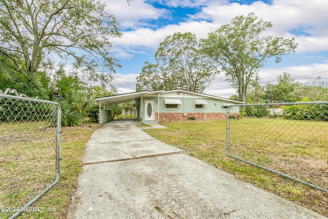 view of front facade featuring a carport and a front yard