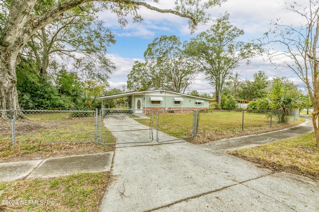 view of front of home featuring a carport and a front yard