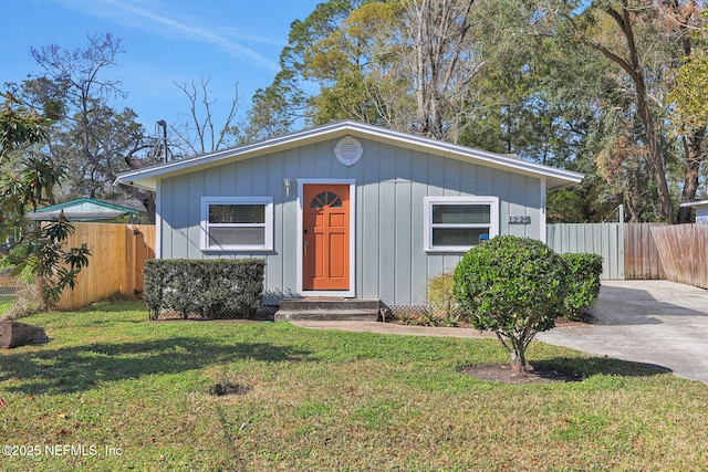 view of front of property featuring a front lawn