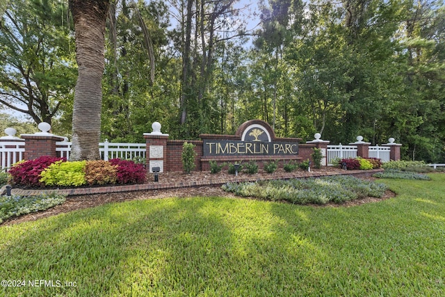 community / neighborhood sign featuring a lawn