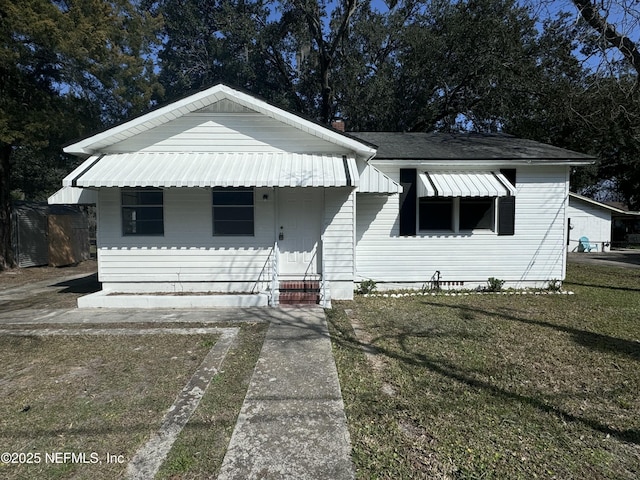 bungalow featuring a front lawn