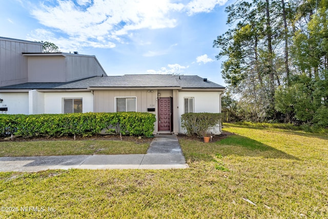 view of front of home featuring a front yard