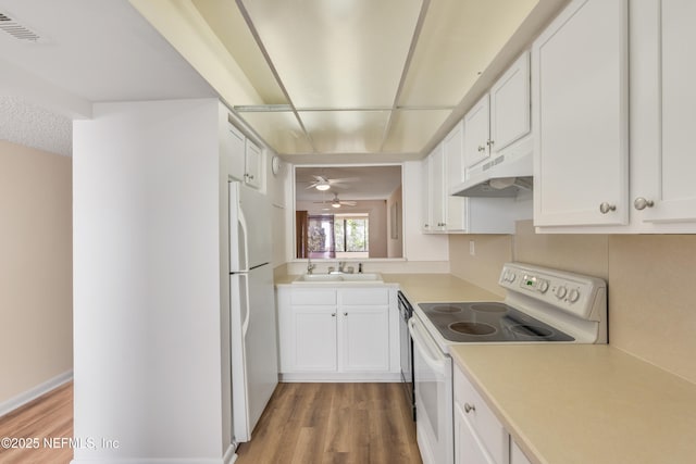 kitchen with wood-type flooring, sink, white cabinets, ceiling fan, and white appliances