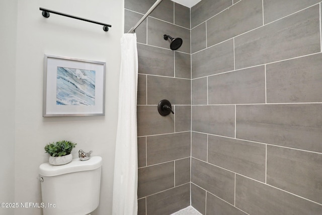 bathroom featuring a shower with curtain and toilet