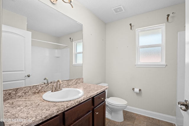 full bath with baseboards, visible vents, a shower, toilet, and vanity