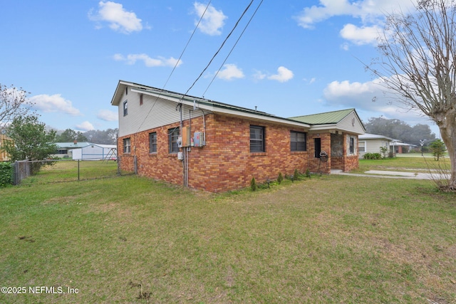 view of side of property featuring a lawn