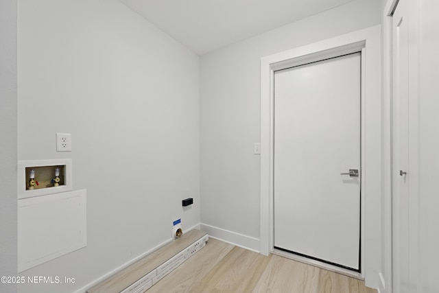 washroom featuring hookup for a washing machine, light wood-style flooring, hookup for an electric dryer, laundry area, and baseboards