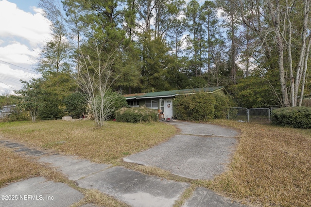 view of front of property with a front yard