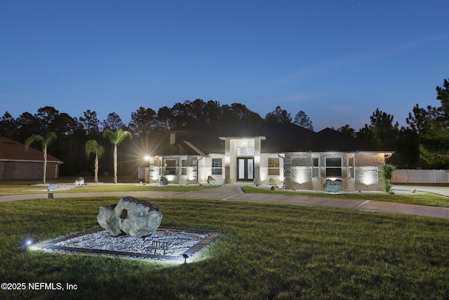 view of front facade with fence and a front lawn