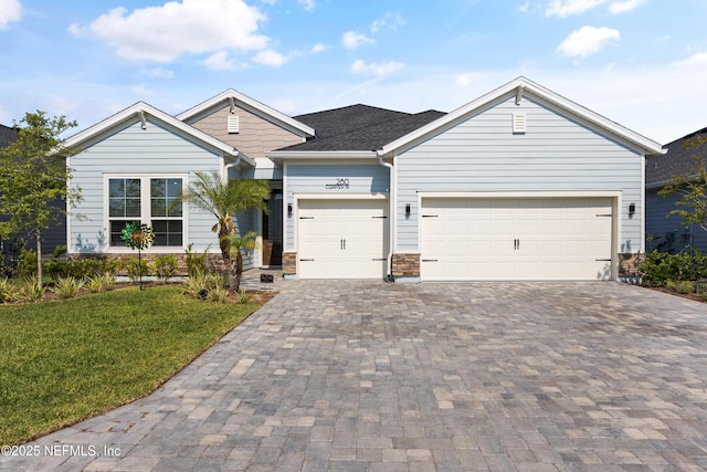 view of front facade with a garage and a front yard