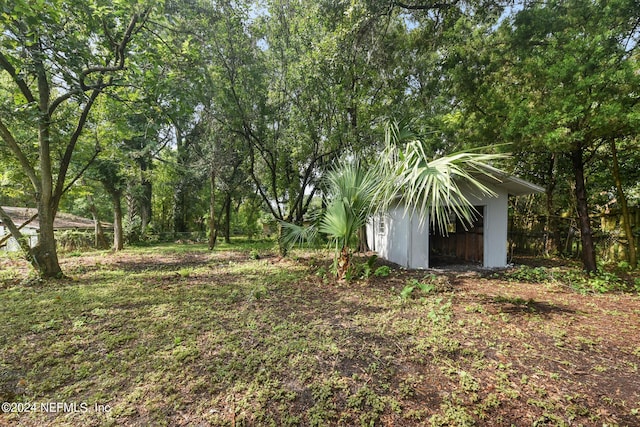 view of yard featuring an outdoor structure