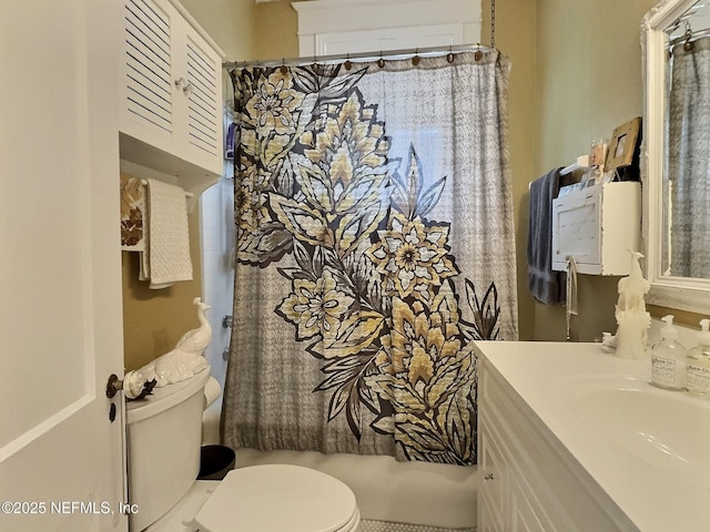 bathroom featuring a shower with curtain, vanity, and toilet