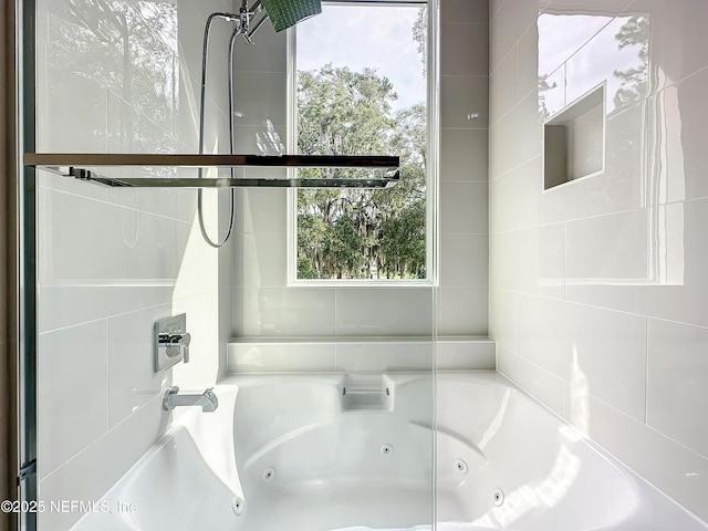 bathroom with tiled shower / bath