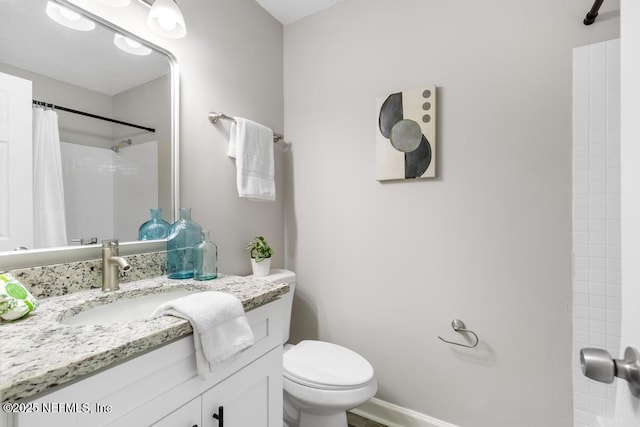 full bathroom featuring curtained shower, vanity, toilet, and baseboards